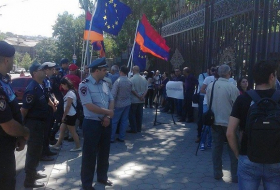 Des militants arméniens protestent contre la Russie à Erevan - PHOTOS, VIDEO